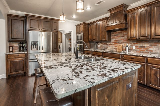 110 E Iriquois Drive, Lake Kiowa, TX 76240