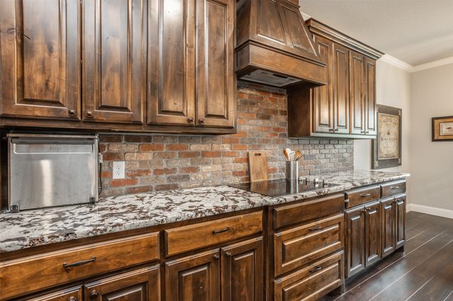 110 E Iriquois Drive, Lake Kiowa, TX 76240