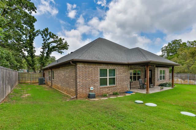110 E Iriquois Drive, Lake Kiowa, TX 76240