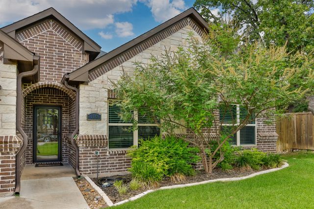 110 E Iriquois Drive, Lake Kiowa, TX 76240