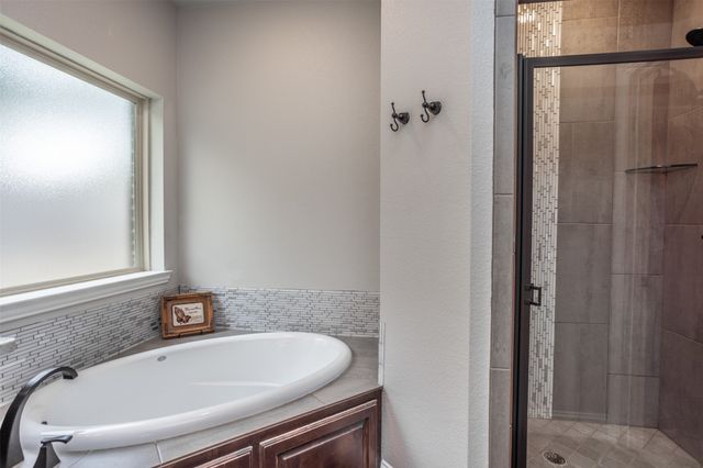 110 E Iriquois Drive, Lake Kiowa, TX 76240