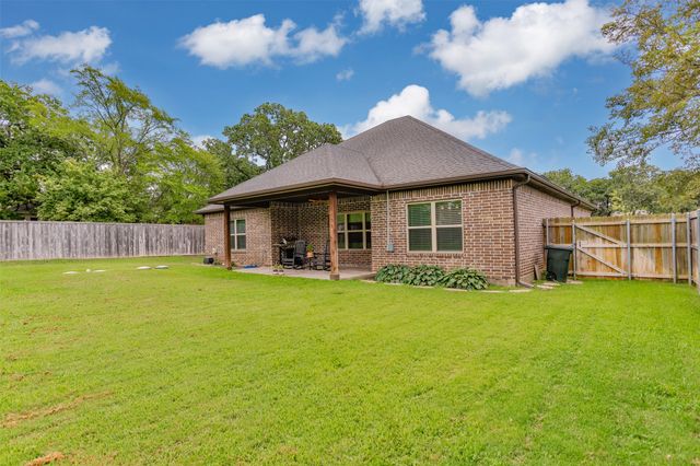 110 E Iriquois Drive, Lake Kiowa, TX 76240