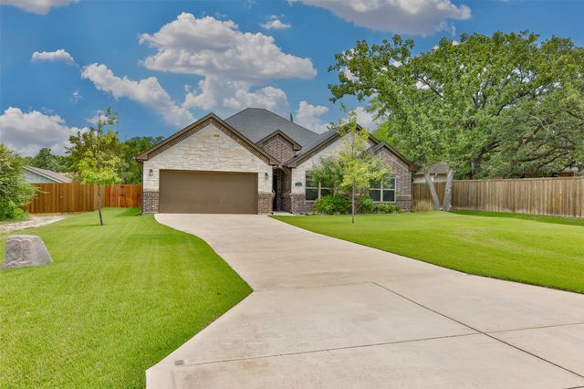 110 E Iriquois Drive, Lake Kiowa, TX 76240