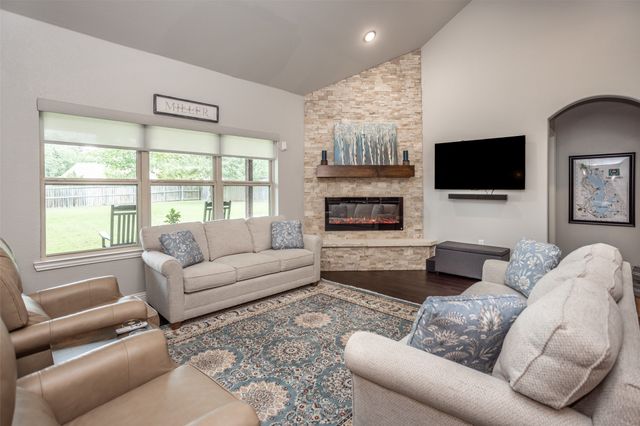 110 E Iriquois Drive, Lake Kiowa, TX 76240