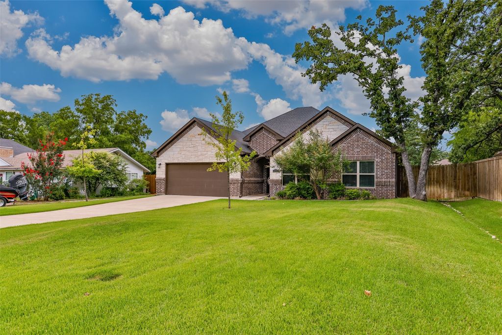 110 E Iriquois Drive, Lake Kiowa, TX 76240