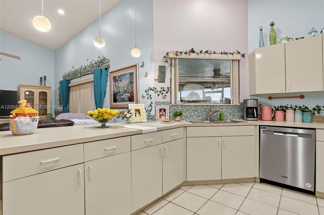 7891 NW 90th Ave, Tamarac, FL 33321