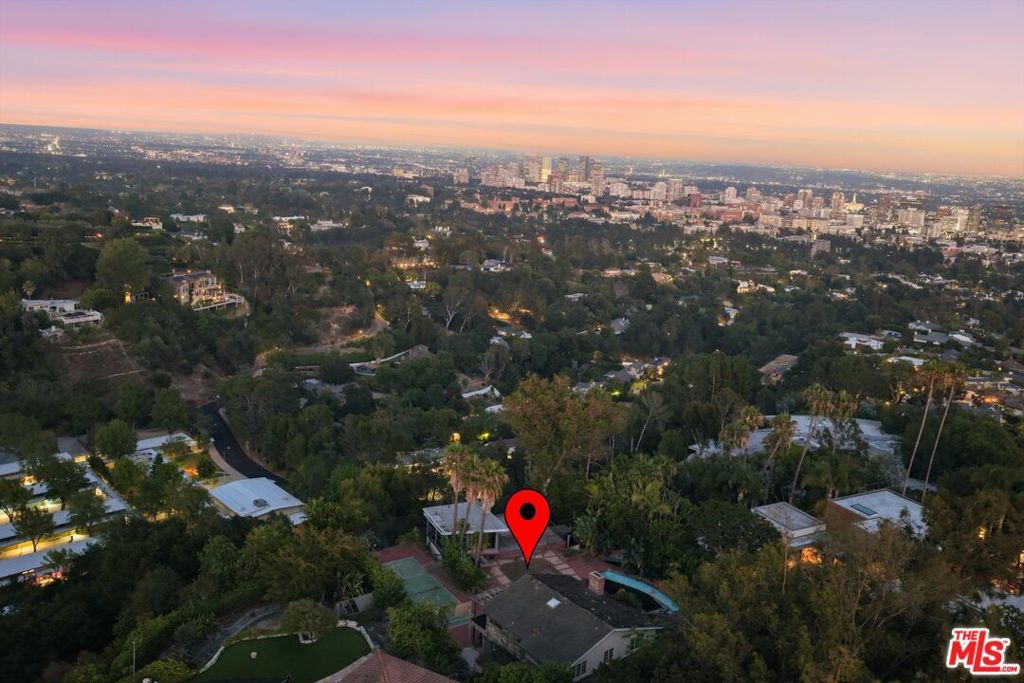Image 11 of property listing at 860 Linda Flora Drive, Los Angeles, CA 90049