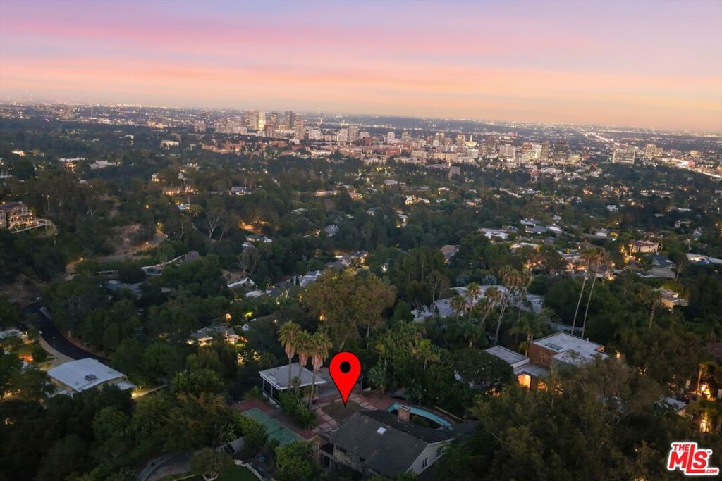 Image 12 of property listing at 860 Linda Flora Drive, Los Angeles, CA 90049