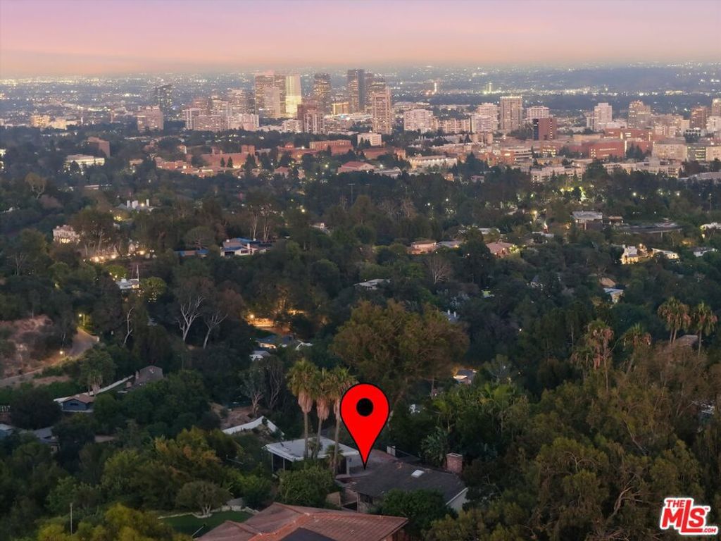 Image 13 of property listing at 860 Linda Flora Drive, Los Angeles, CA 90049