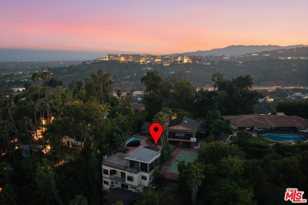 Image 15 of property listing at 860 Linda Flora Drive, Los Angeles, CA 90049