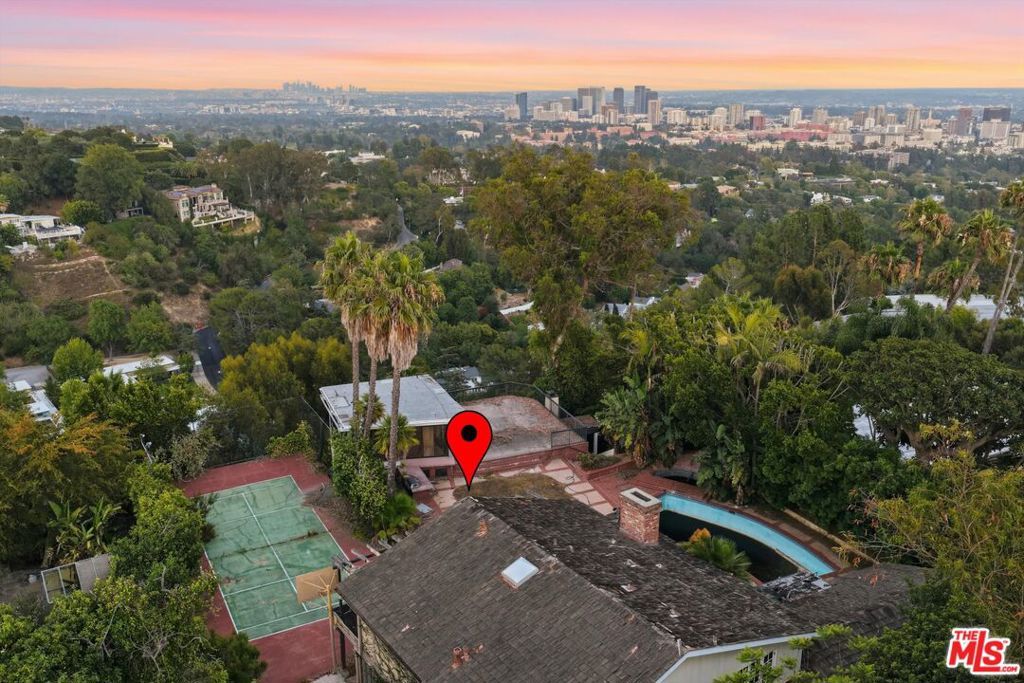 Image 4 of property listing at 860 Linda Flora Drive, Los Angeles, CA 90049