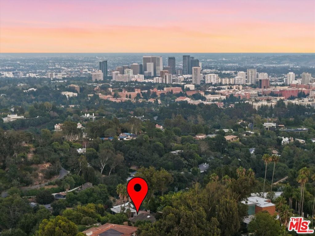 Image 5 of property listing at 860 Linda Flora Drive, Los Angeles, CA 90049