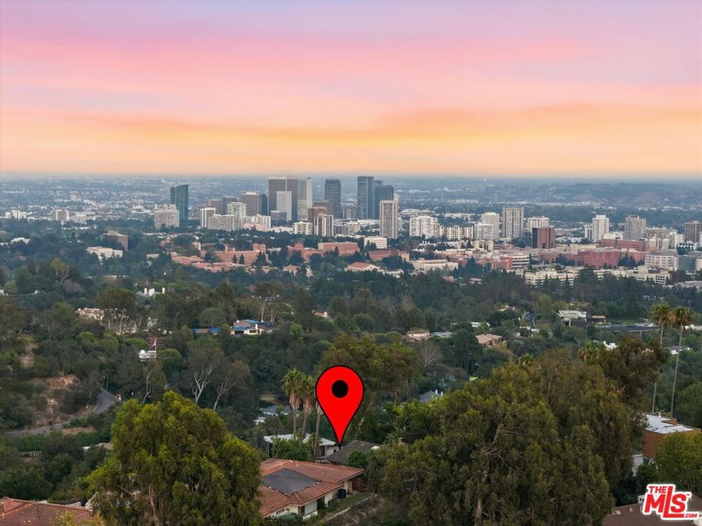 Image 7 of property listing at 860 Linda Flora Drive, Los Angeles, CA 90049