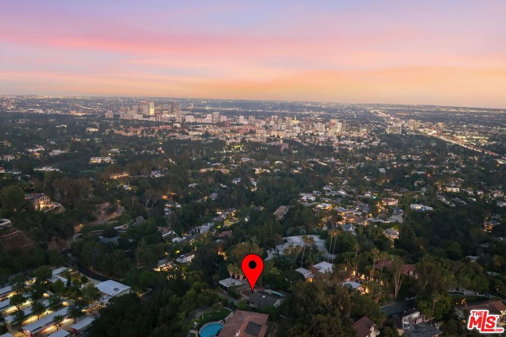 Image 9 of property listing at 860 Linda Flora Drive, Los Angeles, CA 90049