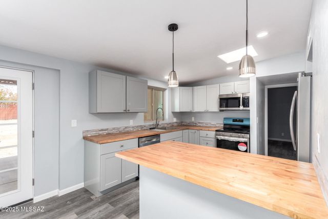 2033 S Augusta Place, Tucson, AZ 85710