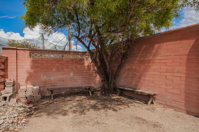 2033 S Augusta Place, Tucson, AZ 85710