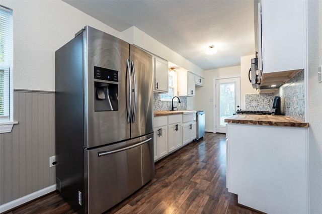 713 S 7th Street, La Porte, TX 77571