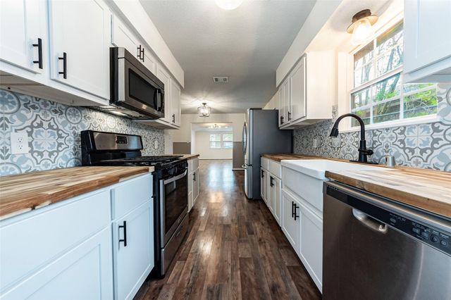 713 S 7th Street, La Porte, TX 77571