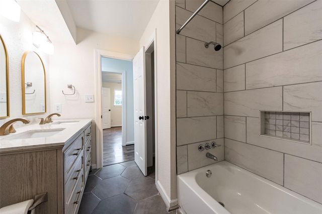 713 S 7th Street, La Porte, TX 77571