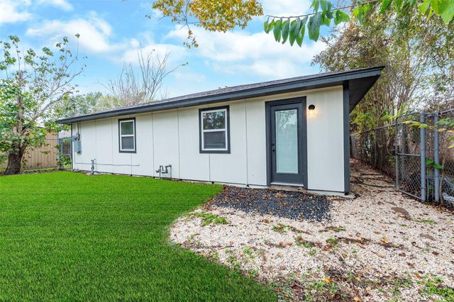 713 S 7th Street, La Porte, TX 77571