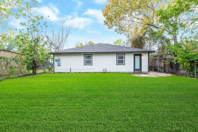 713 S 7th Street, La Porte, TX 77571