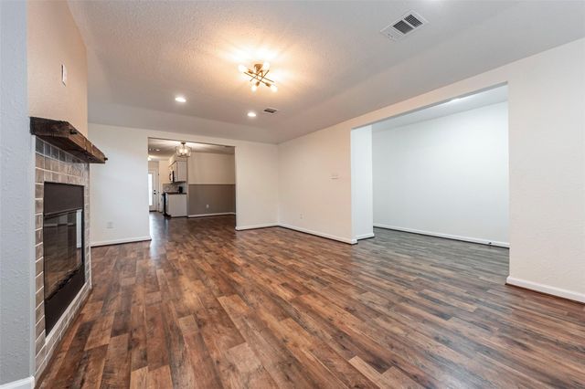 713 S 7th Street, La Porte, TX 77571