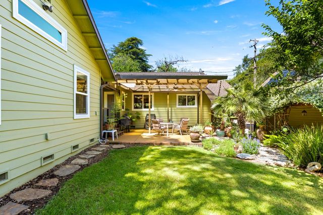 230 Oakhill Way, Auburn, CA 95603