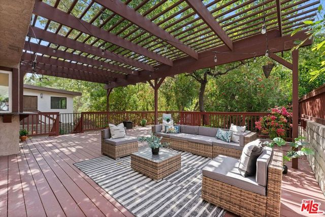 2801 Woodwardia Drive, Los Angeles, CA 90077