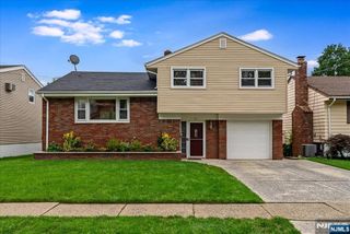 20 Moos Lane, Bergenfield, NJ 07621