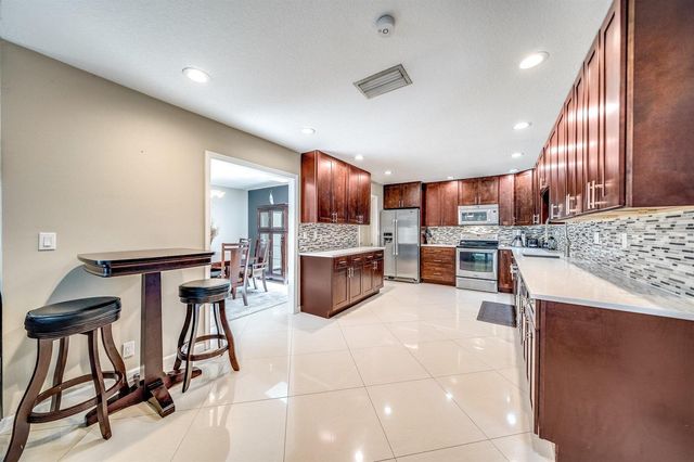 574 Juniper Place, Wellington, FL 33414