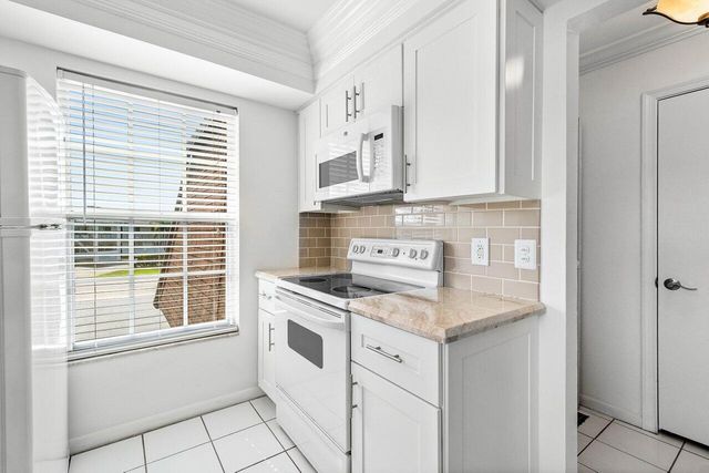 10040 Meridian Way N 206, Palm Beach Gardens, FL 33410
