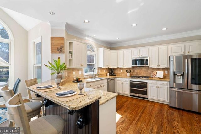720 Lakeglen Drive, Suwanee, GA 30024