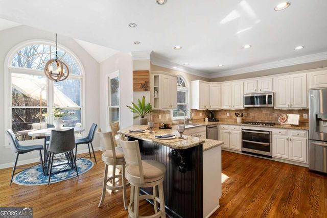 720 Lakeglen Drive, Suwanee, GA 30024