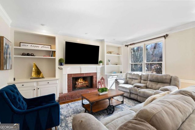 720 Lakeglen Drive, Suwanee, GA 30024