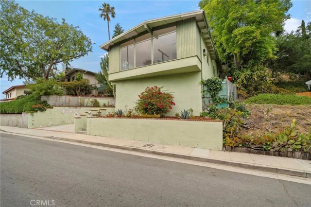 2677 Saxon, Los Angeles, CA 90065