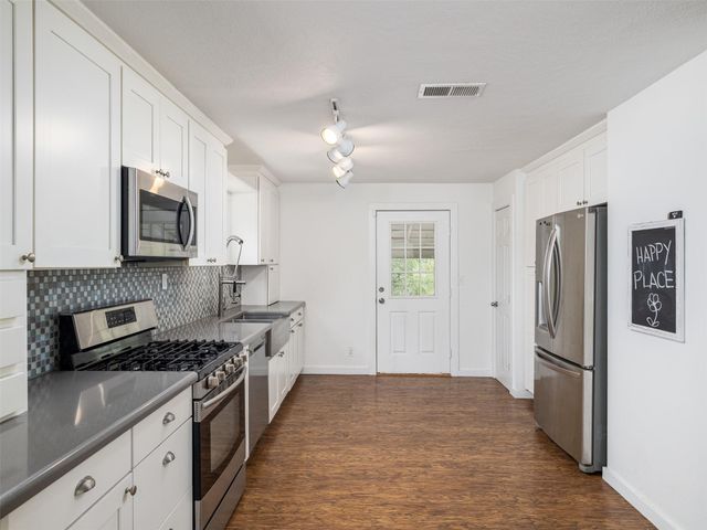 2591 Spring Valley DR, Dripping Springs, TX 78620