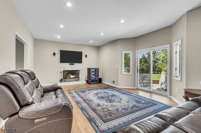 4 Harman Ct, Hillsborough Twp., NJ 08844