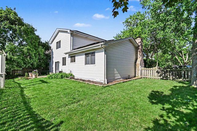 7 Blue Jay Court, Woodridge, IL 60517