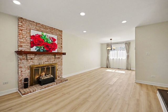 7 Blue Jay Court, Woodridge, IL 60517