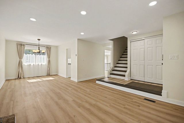 7 Blue Jay Court, Woodridge, IL 60517