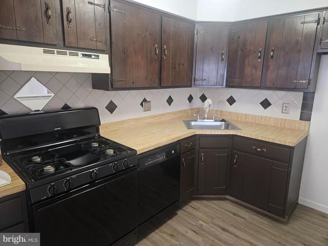 9156 ELLIE DR, Philadelphia, PA 19114