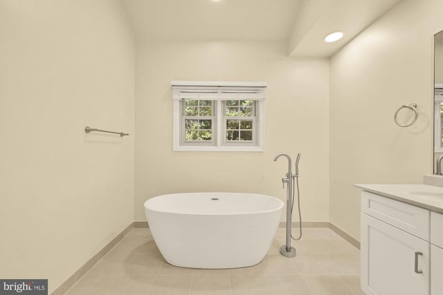 8408 COPPERLEAF CT, Fairfax Station, VA 22039