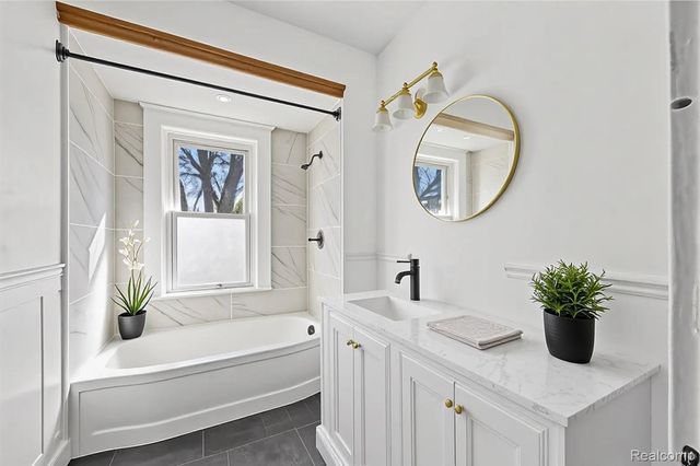 21855 Schoenherr Road, Warren, MI 48089