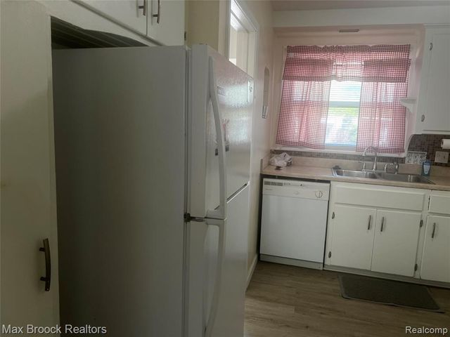 15518 Meyers Road, Detroit, MI 48227