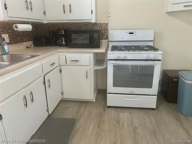 15518 Meyers Road, Detroit, MI 48227