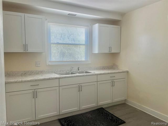 15518 Meyers Road, Detroit, MI 48227
