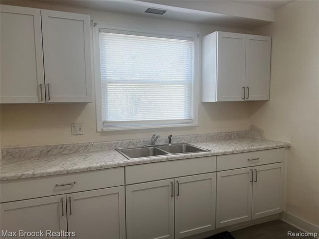 15518 Meyers Road, Detroit, MI 48227