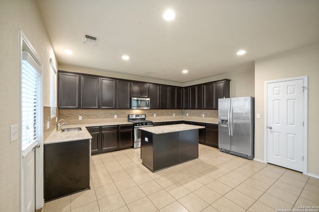 2415 CAMBERLY VW, Converse, TX 78109