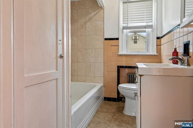 8-15 Berdan Avenue, Fair Lawn, NJ 07410