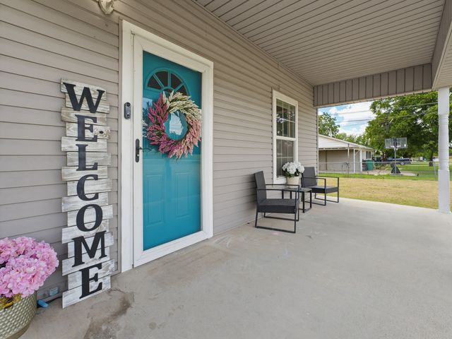 180 Trail Drive, Bowie, TX 76230